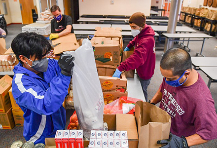 Students bag groceries at Food Share.